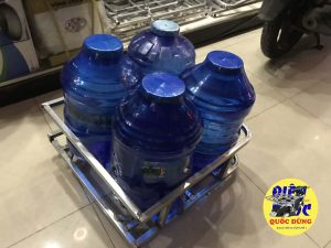 Baga giá chở 4 thùng nước suối 